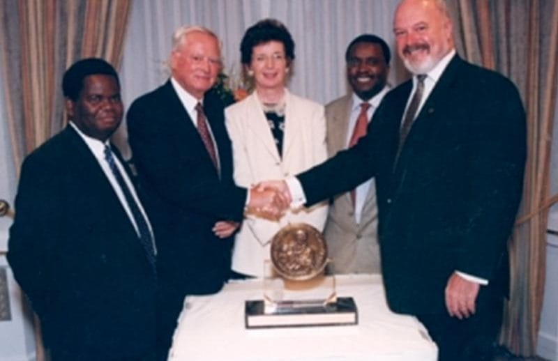 1999 - Amref vince il Conrad Hilton Foundation Humanitarian Award.