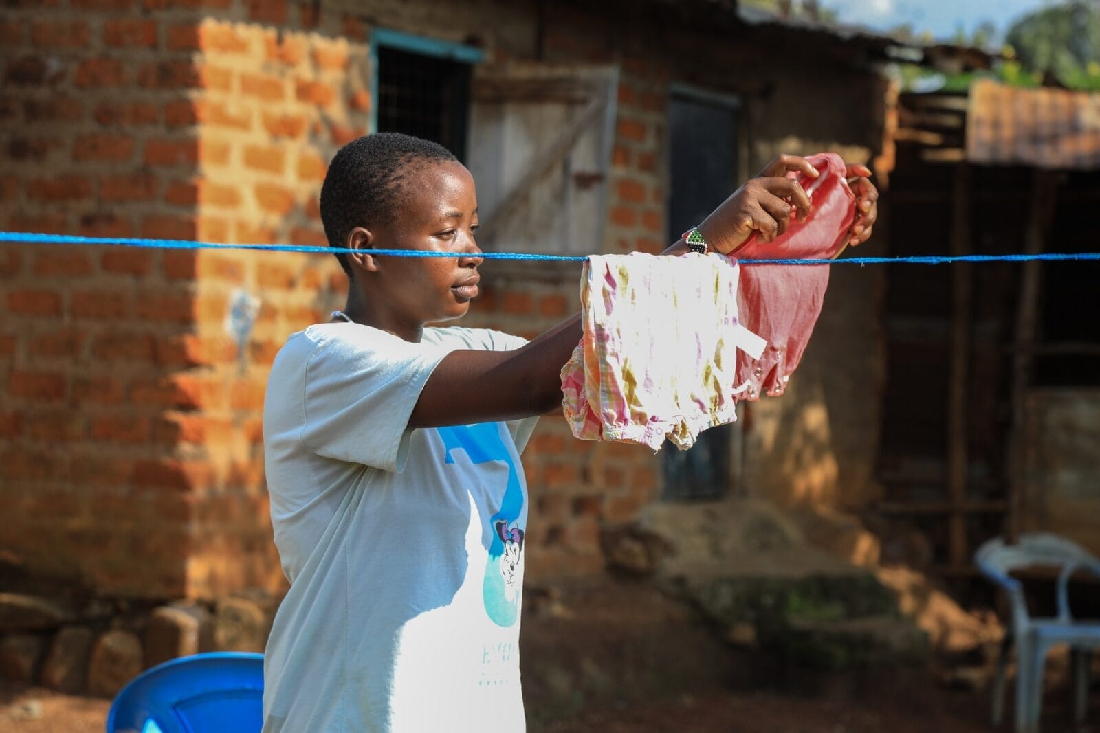 Una ragazza vittima di violenza di genere ripresa in un'attività domestica